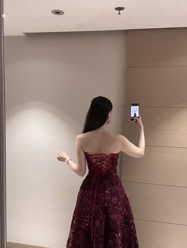 فستان سهرة طويل تول بيج مطرز بالزهور اللامعة - قصة...