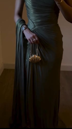 فستان سهرة ساتان مطفي بتصميم كسرات فني