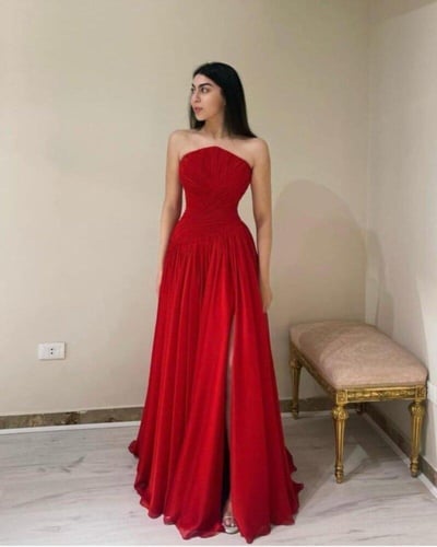 فستان سهرة أحمر طويل بتصميم أنيق