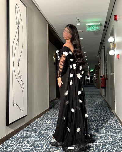 فستان سهرة بتفاصيل ورد انيقة