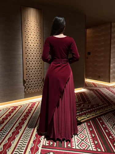 فستان مخملي بأكمام طويلة وتنورة مزدوجة بكسرات جانب...