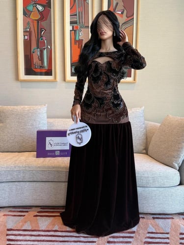 فستان (توب) المخمل المزدوج المطرز بخط عنق قلب مفتو...