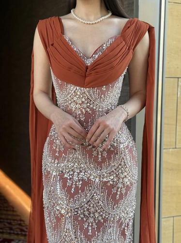 فستان سهرة بتطريز كريستالي ودرابيه وشال منسدل