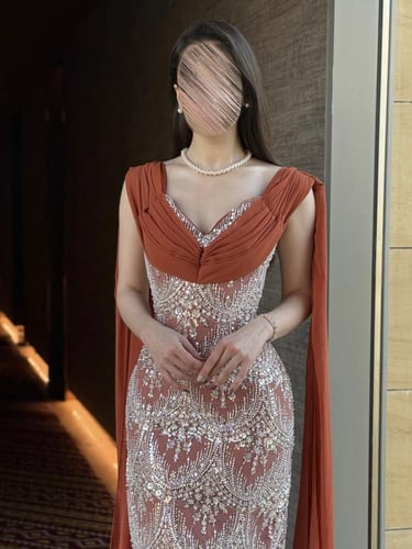 فستان سهرة بتطريز كريستالي ودرابيه وشال منسدل