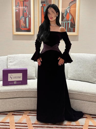 فستان المخمل الأرجواني (الباذنجاني)