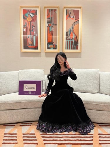 فستان سهرة مخملي بتطريز وردي ملكي.