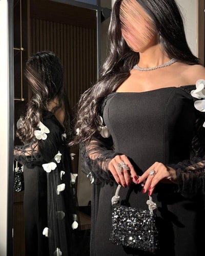 فستان سهرة بتفاصيل ورد انيقة