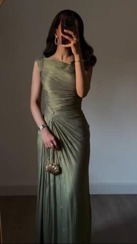 فستان سهرة ساتان مطفي بتصميم كسرات فني