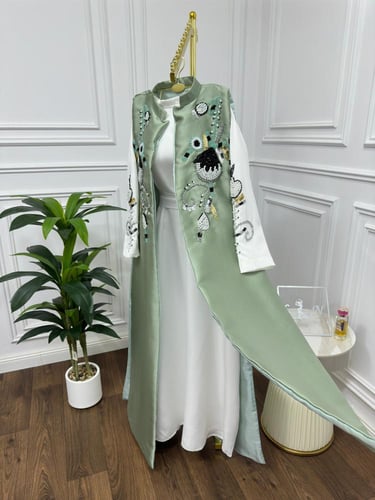 جلابية ابيض مع صدرية زيتي تطريز ملون