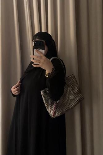 عبايةشهد أنيقة ومليانة انوثةبتفاصيلها رقمهاL50
