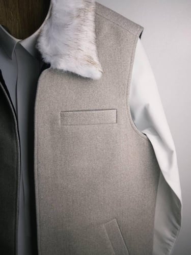 سديري رجالي قلاب فرو لون بيج بطانة اسود