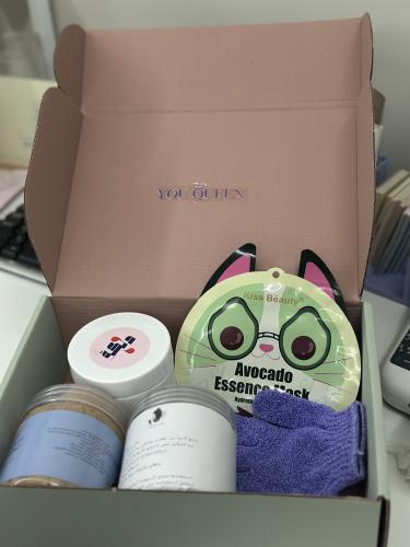 مجموعة تبيض وخطوط الجسم بيضاء وحمراء