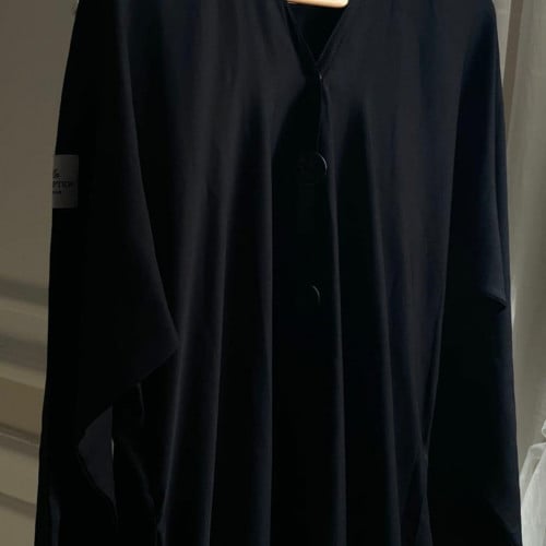 SB0022عباية أسود كريب كلوش طق طق كامل أزار من الام...