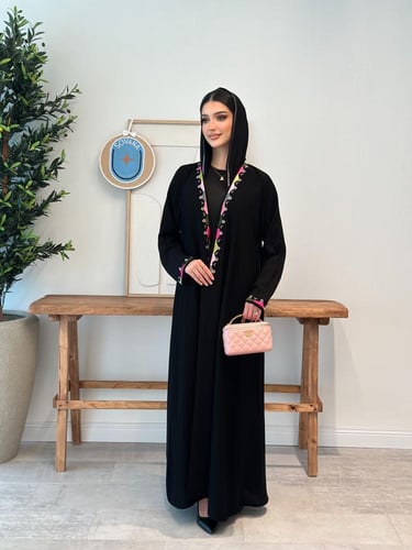 عبايات فخمة سوداء انيقة بتطريز فريد في الكم والصدر