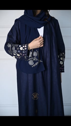 عباية كحلي غامق بقصة عايدي وتطريز فاخر على الكم وا...