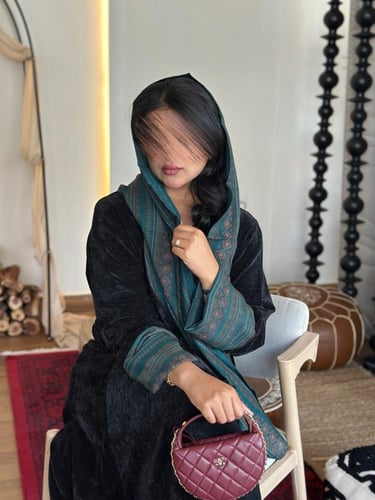 عبايه شتوية كريب مخمل مشجر اسود مع تدخيله قماش كشم...