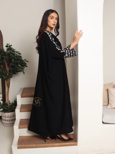 عبايه قماش كريب ملكي بموديل نصف بشت واكمام وتطريز...