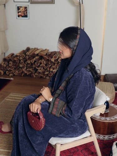 عبايه شتوية كريب مخمل مشجر كحلي مع تدخيله قماش كشم...