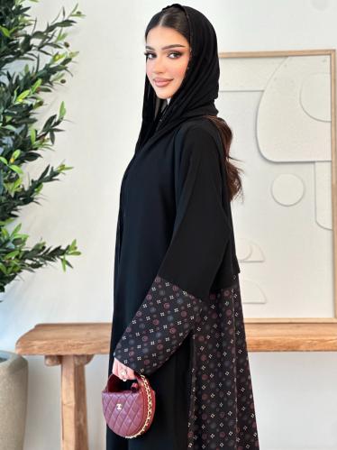 عباية ناعمة بلمسة عملية ممزوجة بأقمشه مختلفه