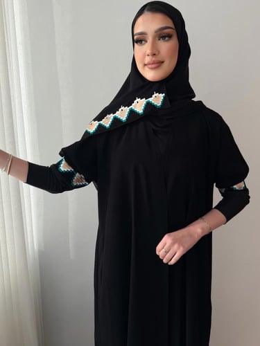 عباية عملية مزينة بتطريز والوان مميزة واكمام استرت...
