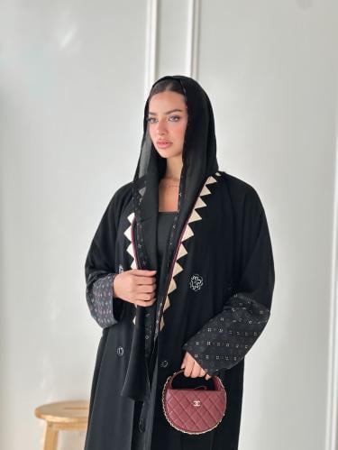 عباية مميزة بدقة تفاصيلها واختلاف تطريزها الفاخر