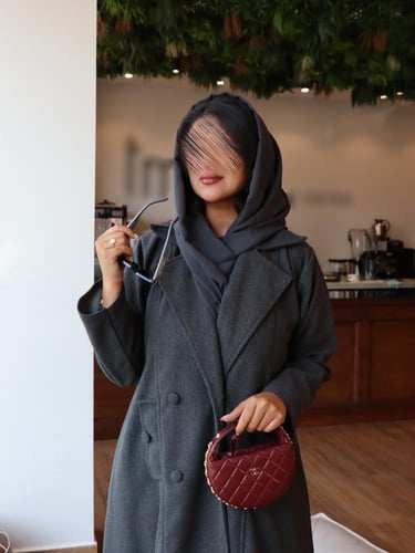 كوت شتوي قماش جوخ بلون الرمادي مزينه بأزارير وياقة...