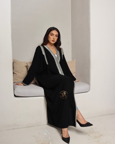 عبايه قماش كريب ليزر مزينه بكلفه بلون الذهبي الهاد...