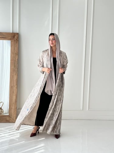 عباية بيج انيقة فاخرة بزم في الكم والصدر