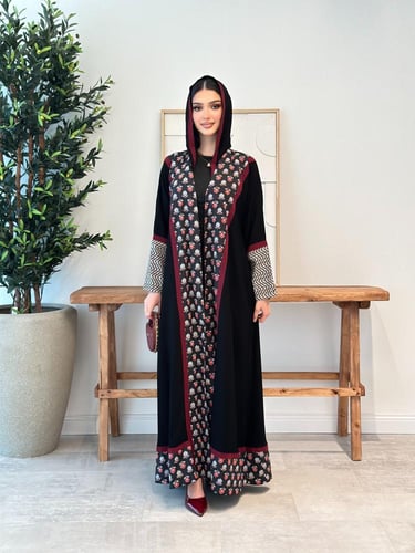 عباية سوداء مطرزة مميزة بمزيج مختلف من الاقمشة وال...