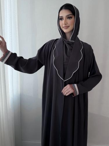 عباية بلون الرمادي راقيه مزينة بتطريز الكروشية الي...