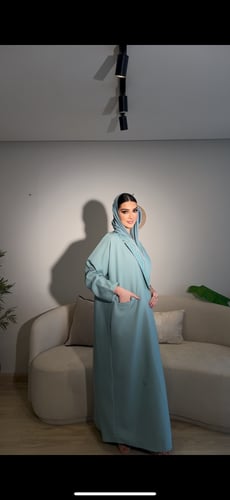 عباية راقية بتطريز الوانها الناعم الانيق ومزينة بج...