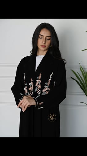 عبايه قماش كريب ملكي بتطريز يدوي ناعم بلون الرمادي...