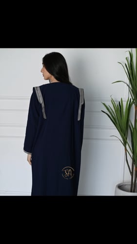 عبايات سادة راقية بقماش كريب ليزر كحلي وكلفة فضية...