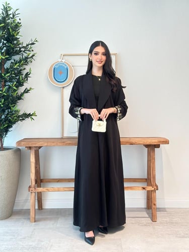 عباية انيقة بتطريز فريد في الكم وياقة في الامام وق...