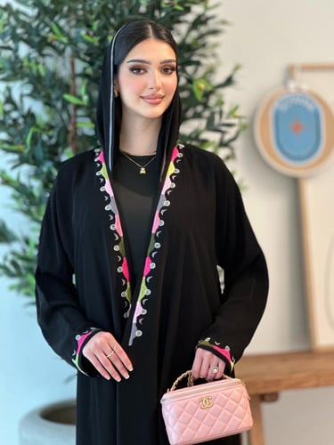 عبايات فخمة سوداء انيقة بتطريز فريد في الكم والصدر