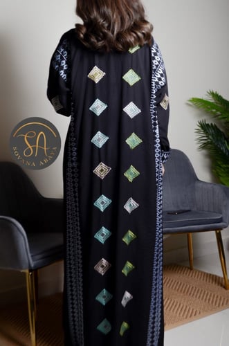 عبايه قماش ملكي بتطريز امامي وخلفي