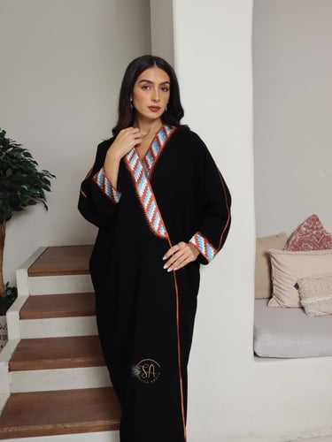 عبايه نصف بشت فاخره بقماش كريب ملكي وتطريز على الص...