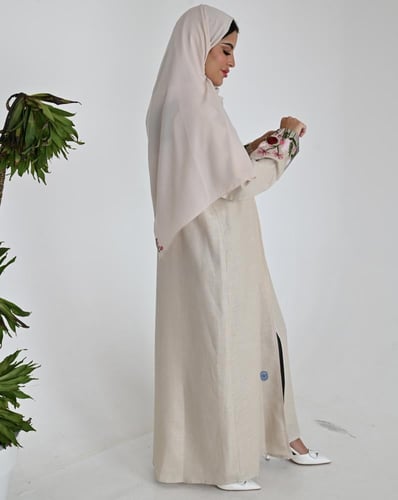 عباية لون بيج من لينن طبيعي بتطريز يدوي فاخر – خفة...