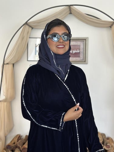 عباية مخمل شتوي كحلي مزينة بتطريز فاخر بلون الفضي