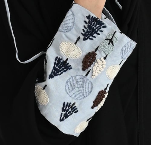 عبايه قماش كريب ملكي اسود مزينه بتطريز يدوي فريد ف...