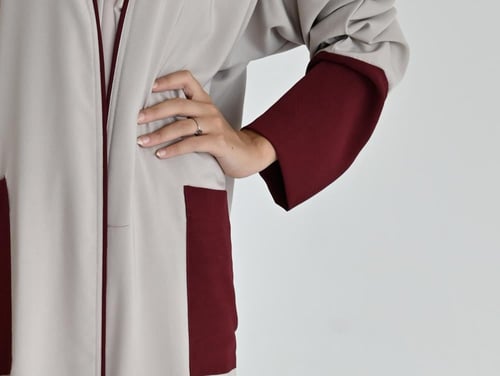 عبايه قماش حرير مغسول بيج محددة بالعودي ومزينه بجي...