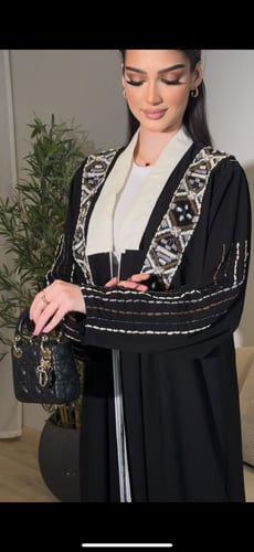 عباية فاخرة بتطريزها الساحر الملفت بألوان ملكية