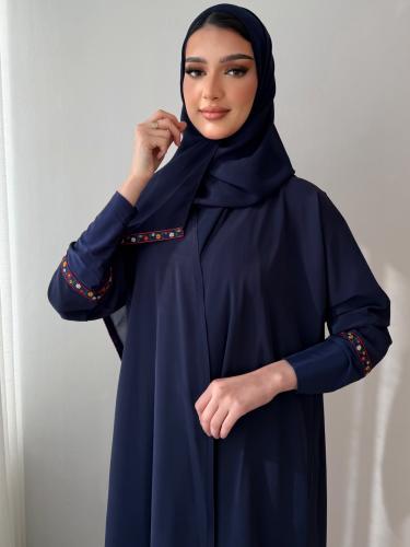 عباية عملية مزينة بكلفة ناعمةً