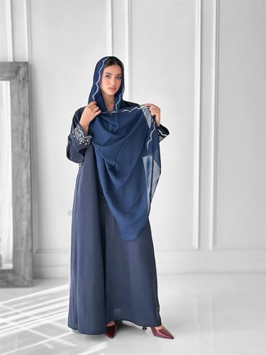 عباية كحلي انيقة بتطريز فضي فاخر في الاكمام وحركة...