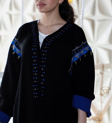 عباية قماش كريب ملكي بتطريز لونه ازرق وذهبي