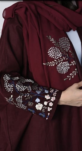 عبايه عودي من لينن مطرزة على الكم والطرحة – موديل...