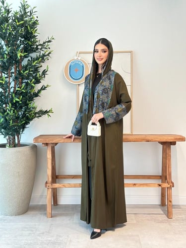 عبايات لون زيتي مميزة بمزيج الاقمشة الفاخرة
