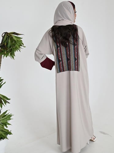 عبايه قماش حرير مغسول بيج محددة بالعودي ومزينه بجي...