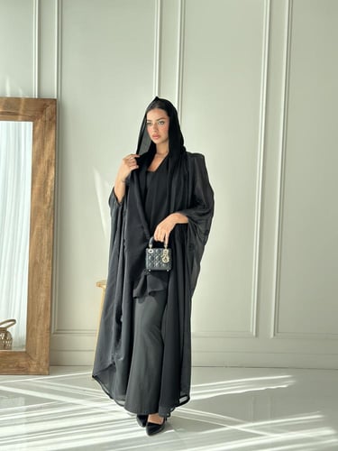 عباية بتطريز اسود فخم بقماش تفته مبطنة ليزر – مثال...