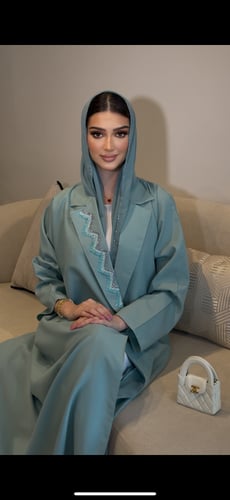 عباية راقية بتطريز الوانها الناعم الانيق ومزينة بج...